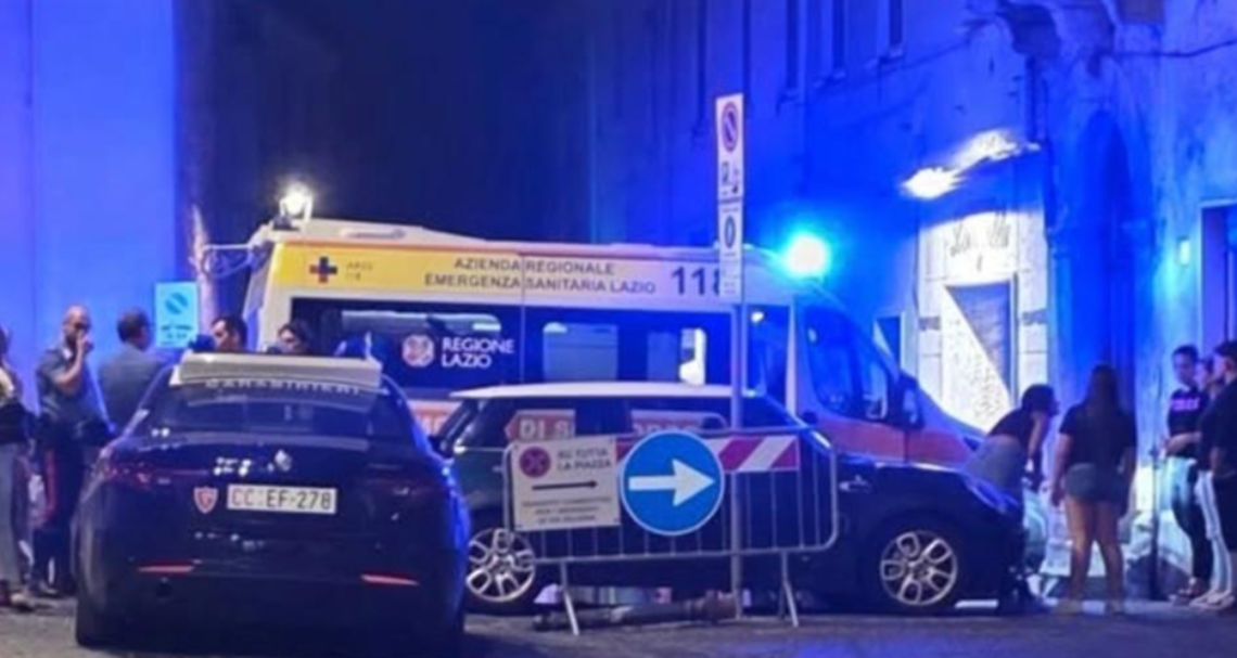 Rissa in pieno centro e lite tra due minori: una ragazza colta da malore