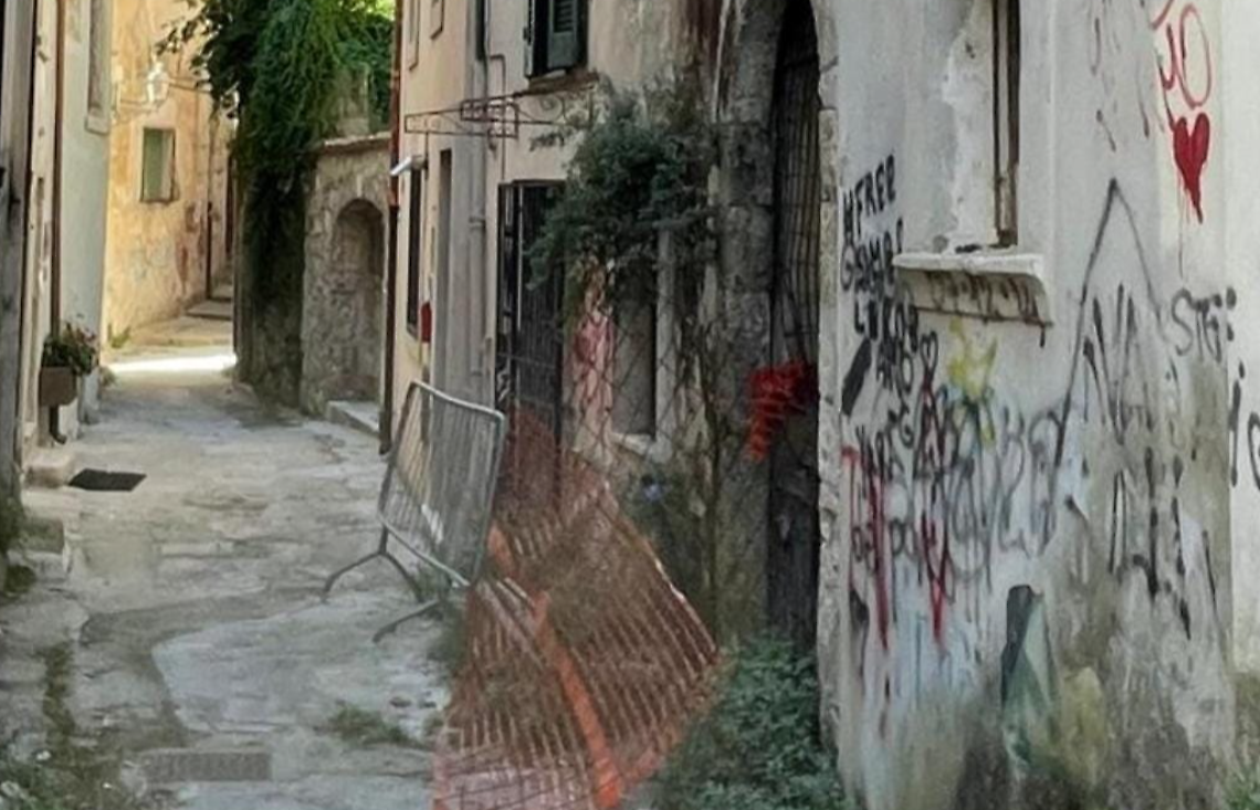 Pericolo in agguato: transenne rimosse in via Gelsi