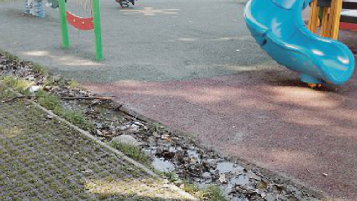 Parco Santa Chiara, l'area giochi è un pantano