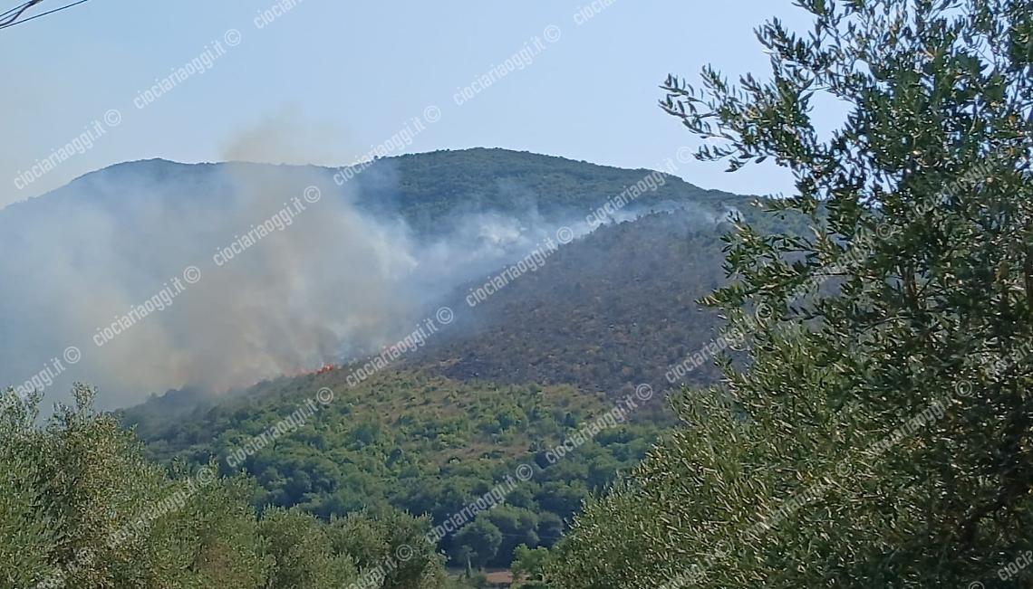 La montagna torna a bruciare