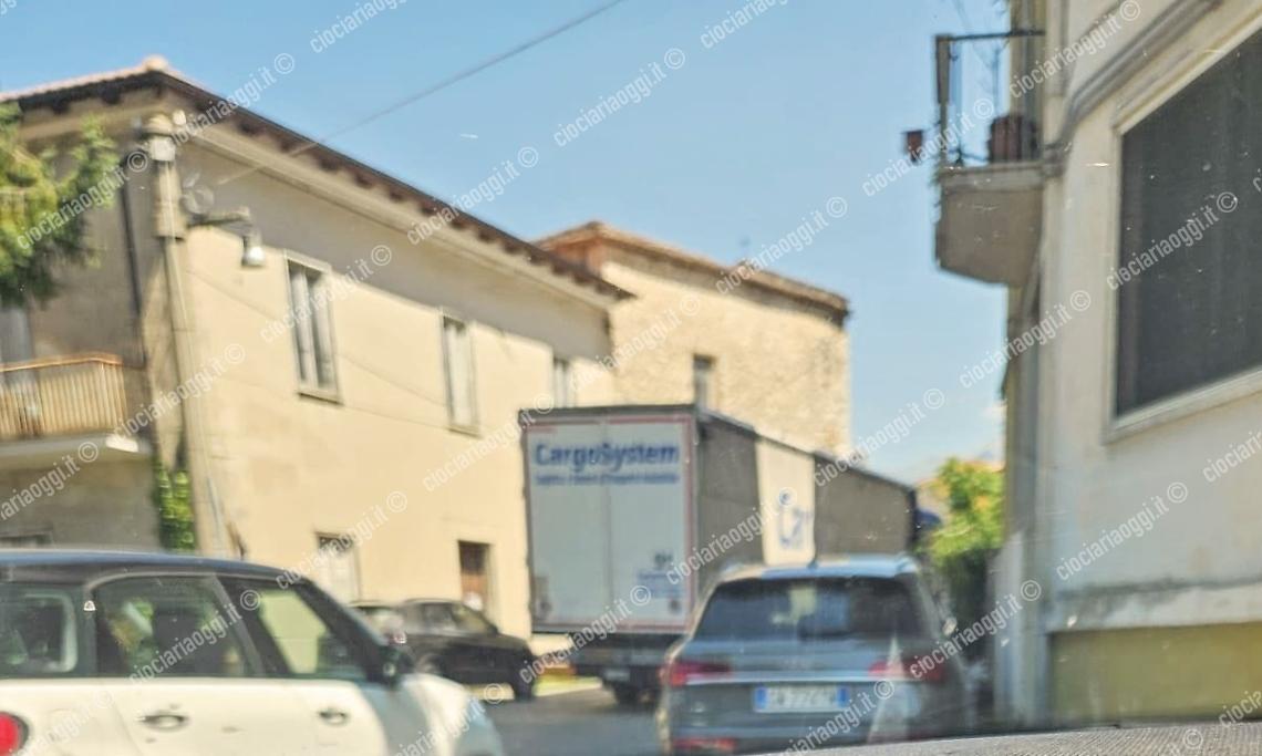 Un tir sbaglia strada e resta incastrato nel centro storico