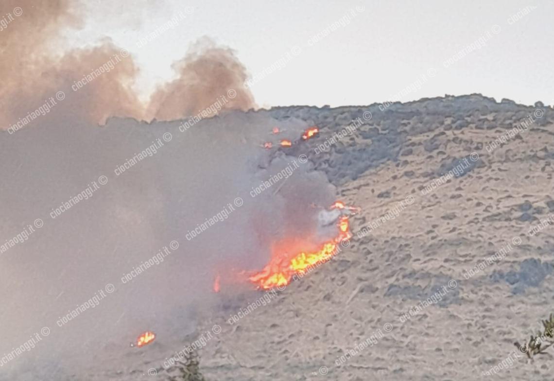 Un fulmine provoca un incendio sulla montagna di Sant'Oliva: arrivano i vigili del fuoco