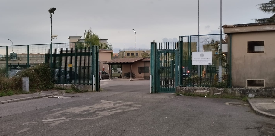 Fuochi d'artificio davanti al carcere per il compleanno di un detenuto: denunciati