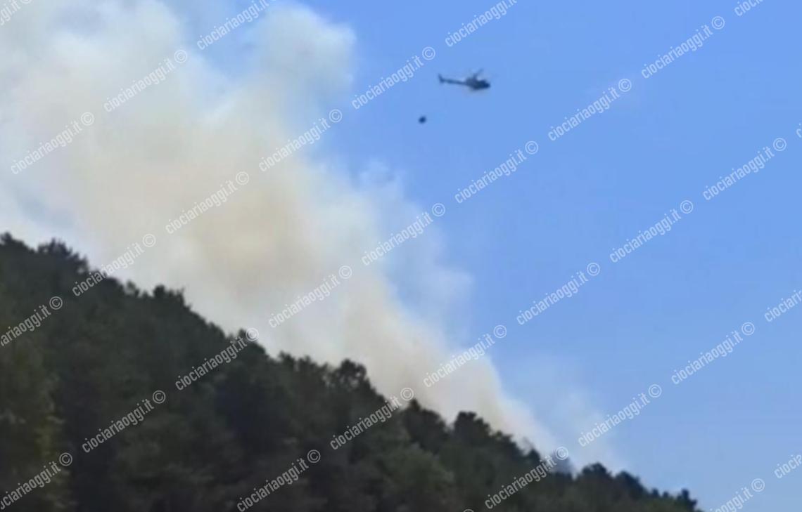 Fiamme nella Valle di Comino: chiusa la strada regionale 666