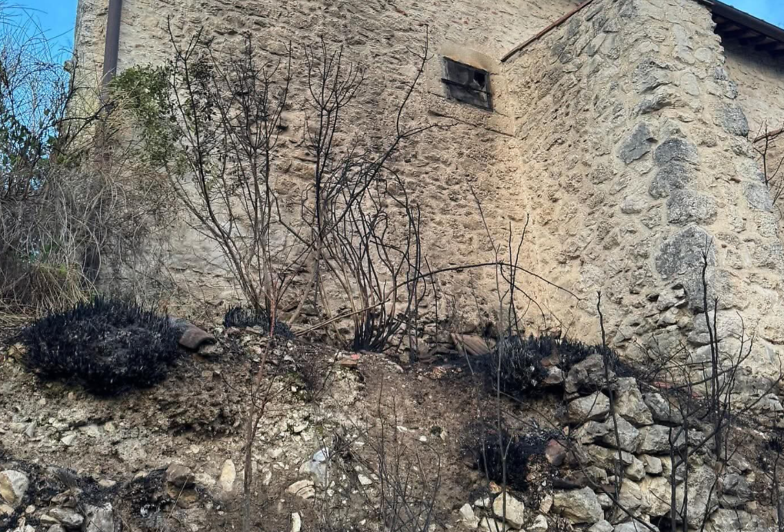 Incendio a Colle di Sant'Amasio, danneggiata l'antica chiesetta