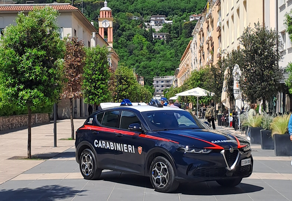 Gioielli e oggetti rubati nell'auto (non sua): denunciato