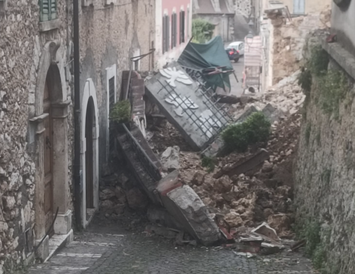 Crolla un muro in pieno centro