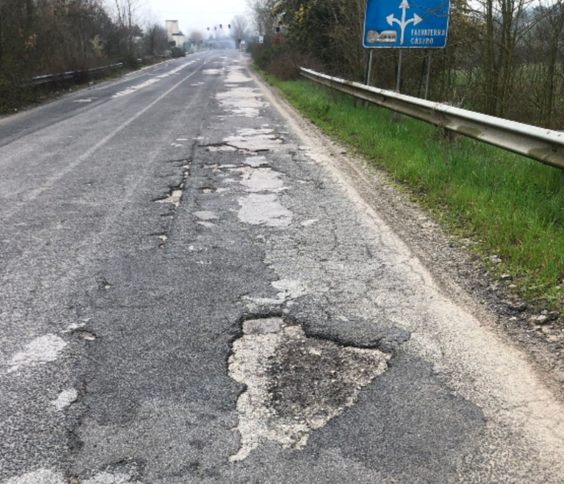 Asfalto sulla bretella. Parte il rifacimento