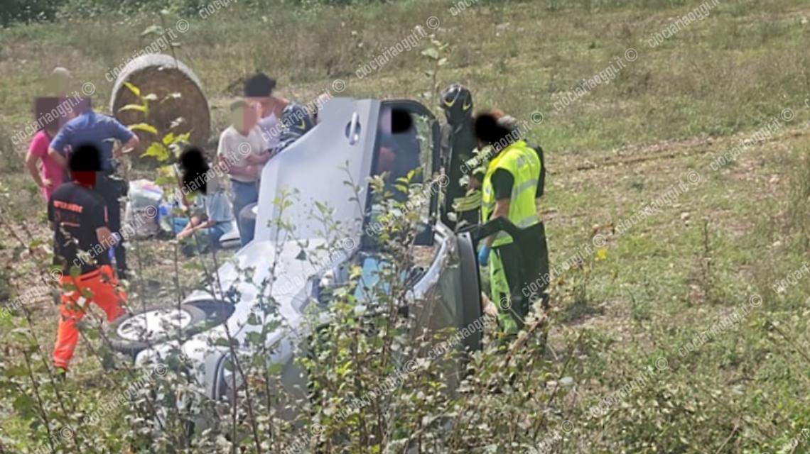 Perde il controllo dell'auto e precipita nella scarpata