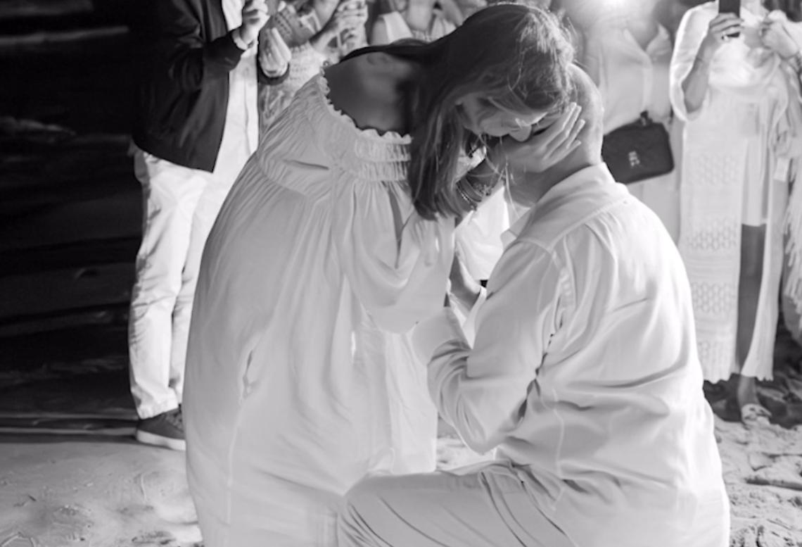 Mary Segneri si sposa. La proposta in spiaggia in riva al mare