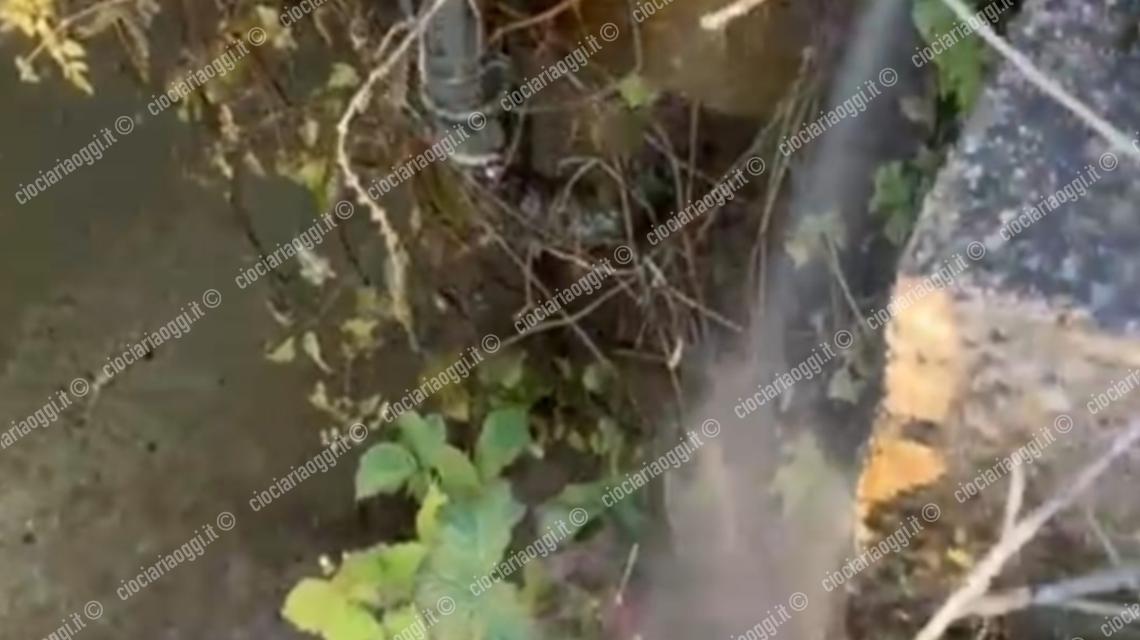 Disagi per una perdita idrica. I residenti: «Dai rubinetti solo acqua a filo»