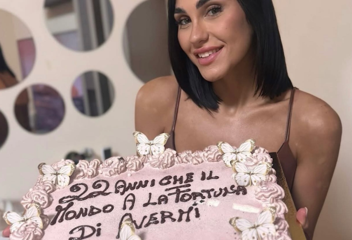 Errore grossolano sulla torta di compleanno: sfottò a valanga per Gabriela Chieffo