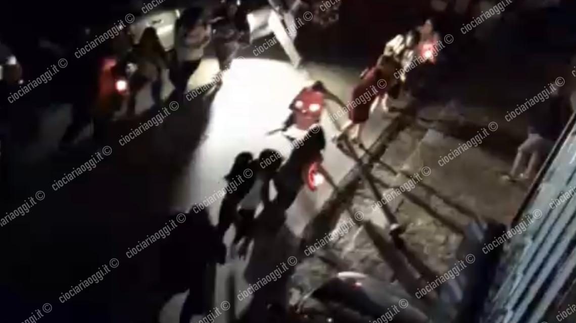 Lampione cade sui fedeli in processione. Sfiorata la strage