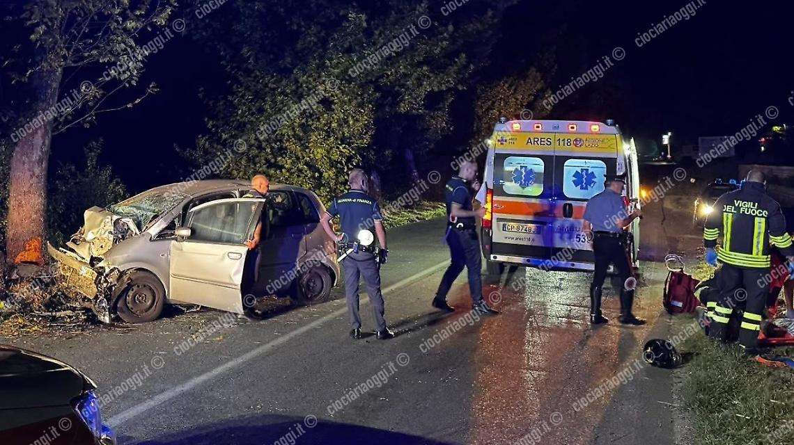 Perdono il controllo dell'auto e finiscono contro un albero: ferite due ragazze