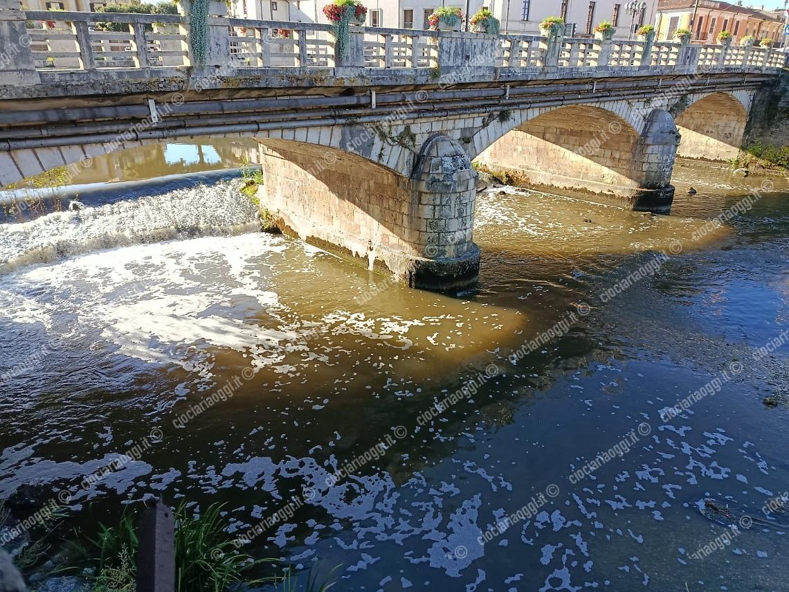 Di nuovo schiuma nel fiume liri