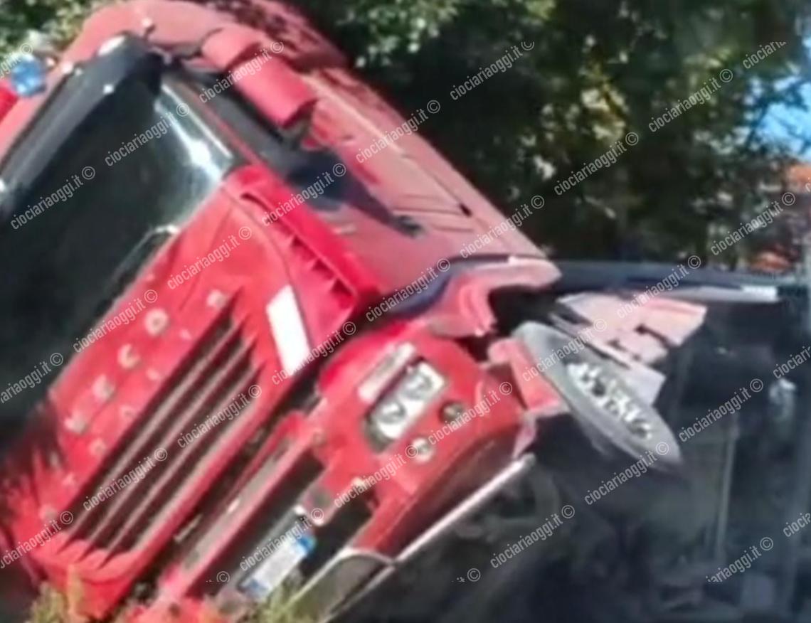 Perde il controllo del camion e finisce fuori strada. Soccorsi sul posto