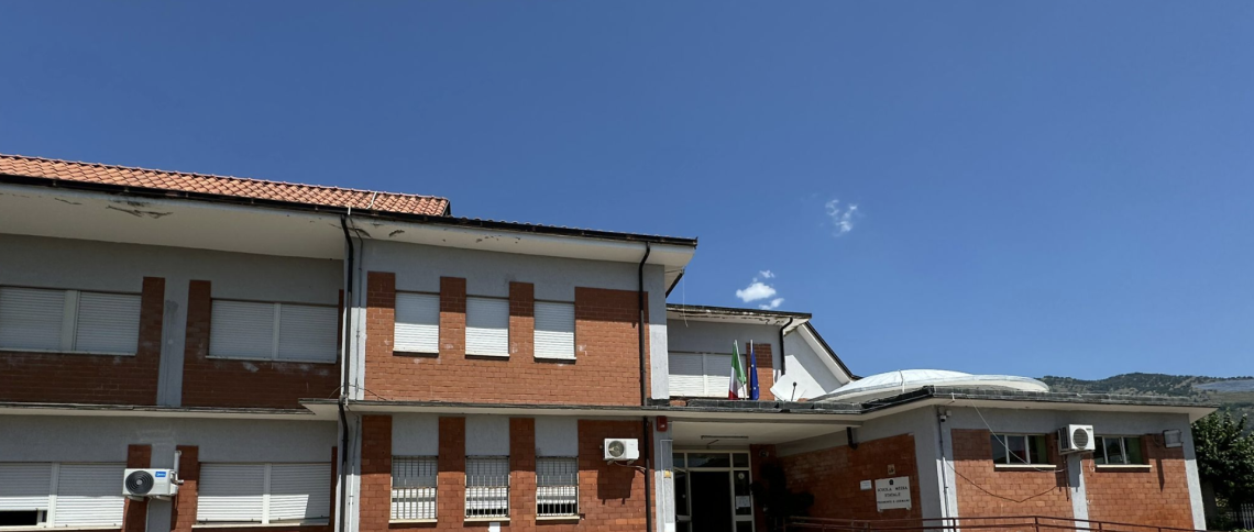 Aule, corridoi e palestra allagati nella scuola di Piumarola