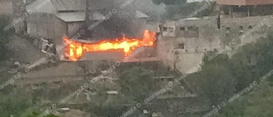 Garage in fiamme, momenti di paura in località Casalotto