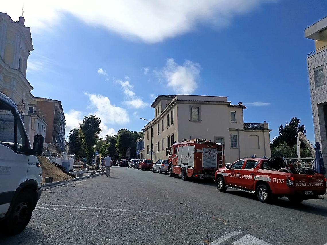 Resta chiusa fuori: intervengono i vigili del fuoco