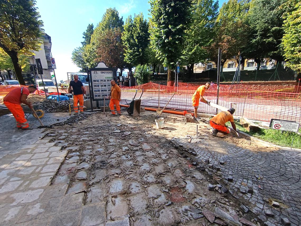 Demolita parte del marciapiede di Viale Regina Margherita