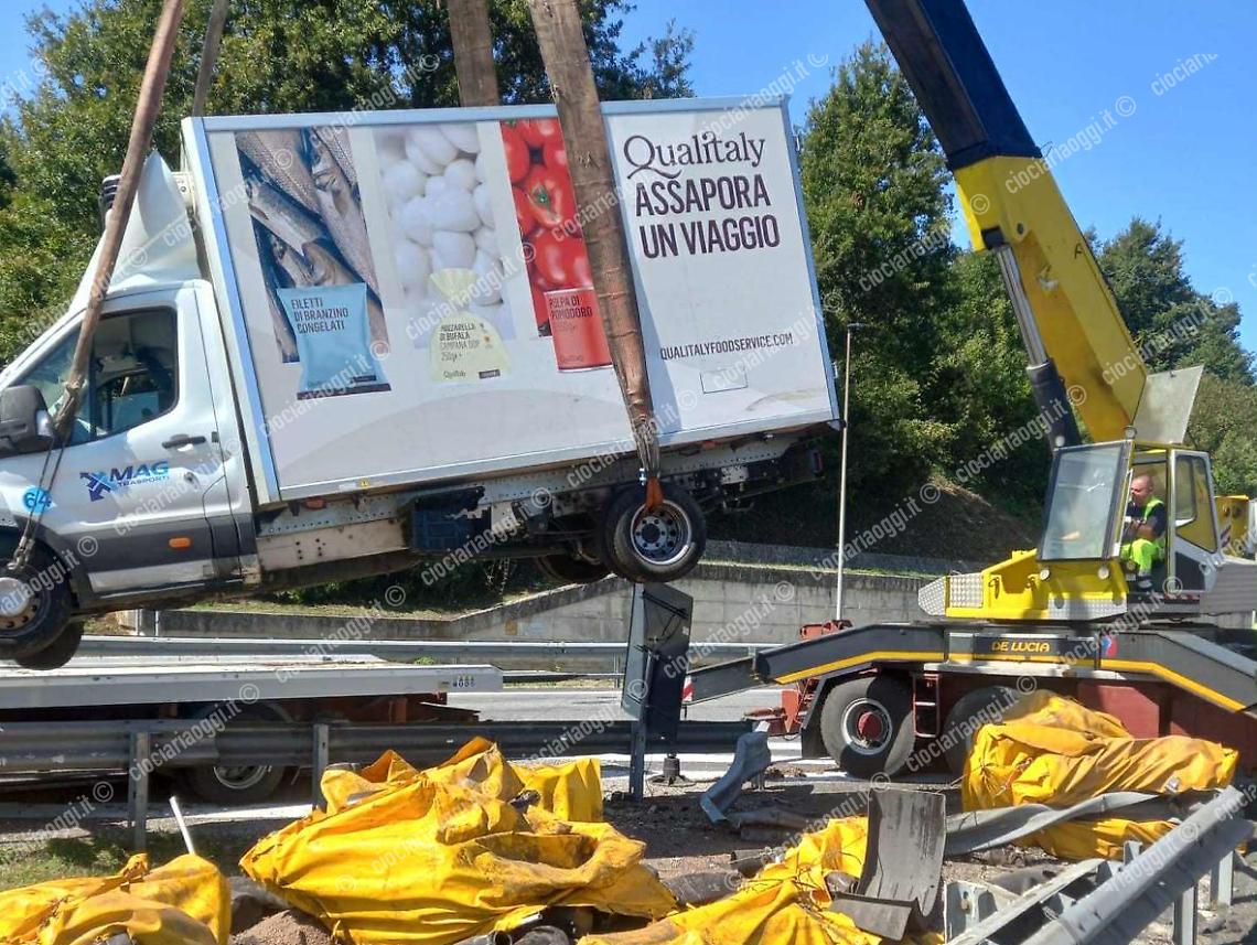 Camion contro il guardrail all’ingresso dell’area di servizio: sul posto la polizia