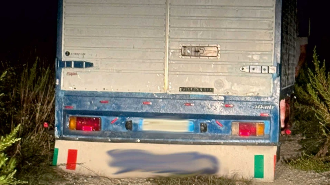 Beccati mentre scaricavano rifiuti speciali da un camion