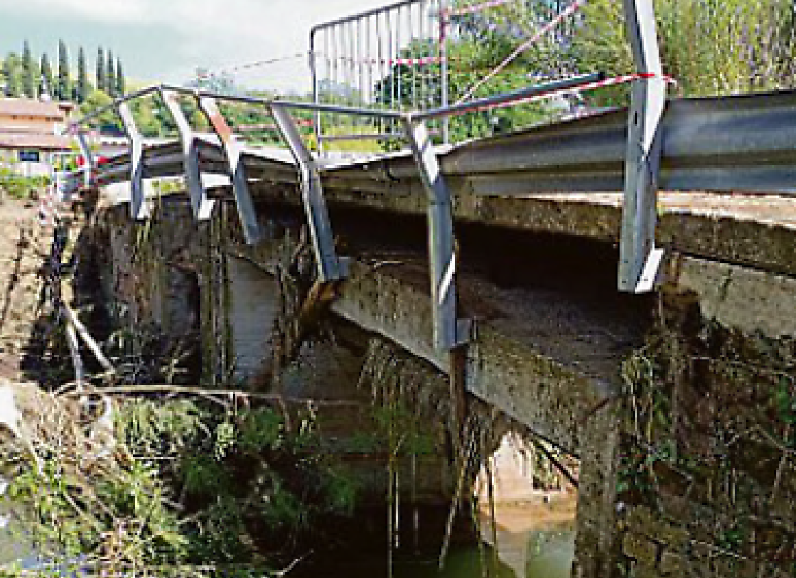 Ponte inagibile, ancora disagi