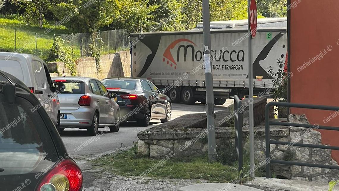 Tir in manovra blocca la provinciale 259 