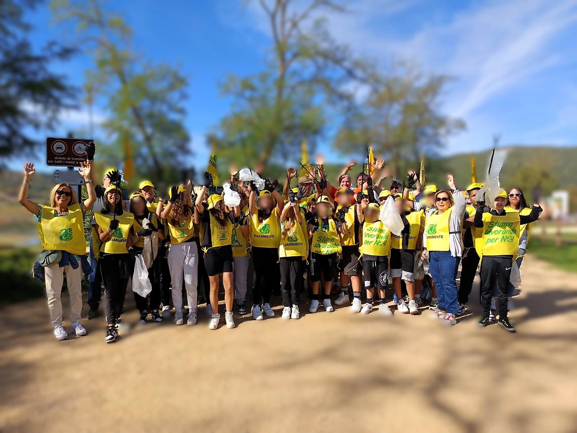 I giovani puliscono il Lago di Canterno con Legambiente