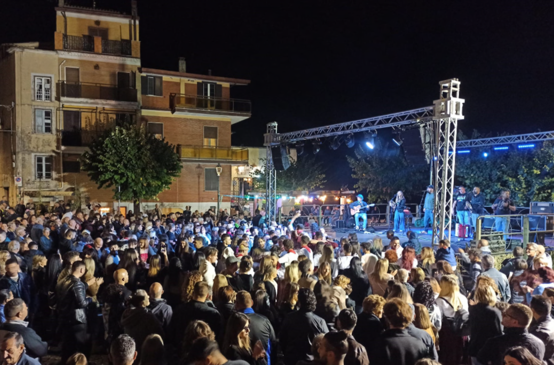 La sagra dell’uva compie settant’anni. In alto i calici