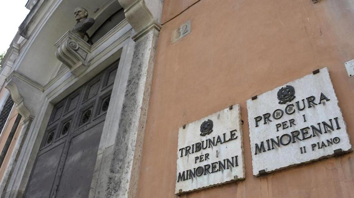 Con la droga negli slip, diciottenne a giudizio