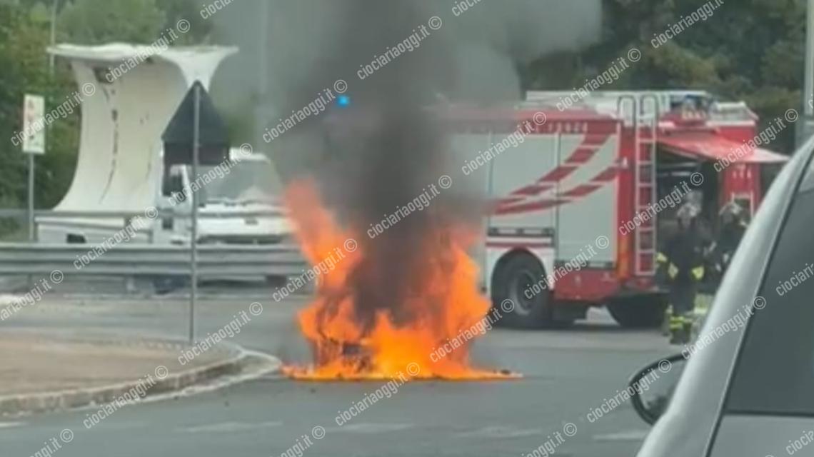 Auto in fiamme in strada: momenti di paura tra gli automobilisti