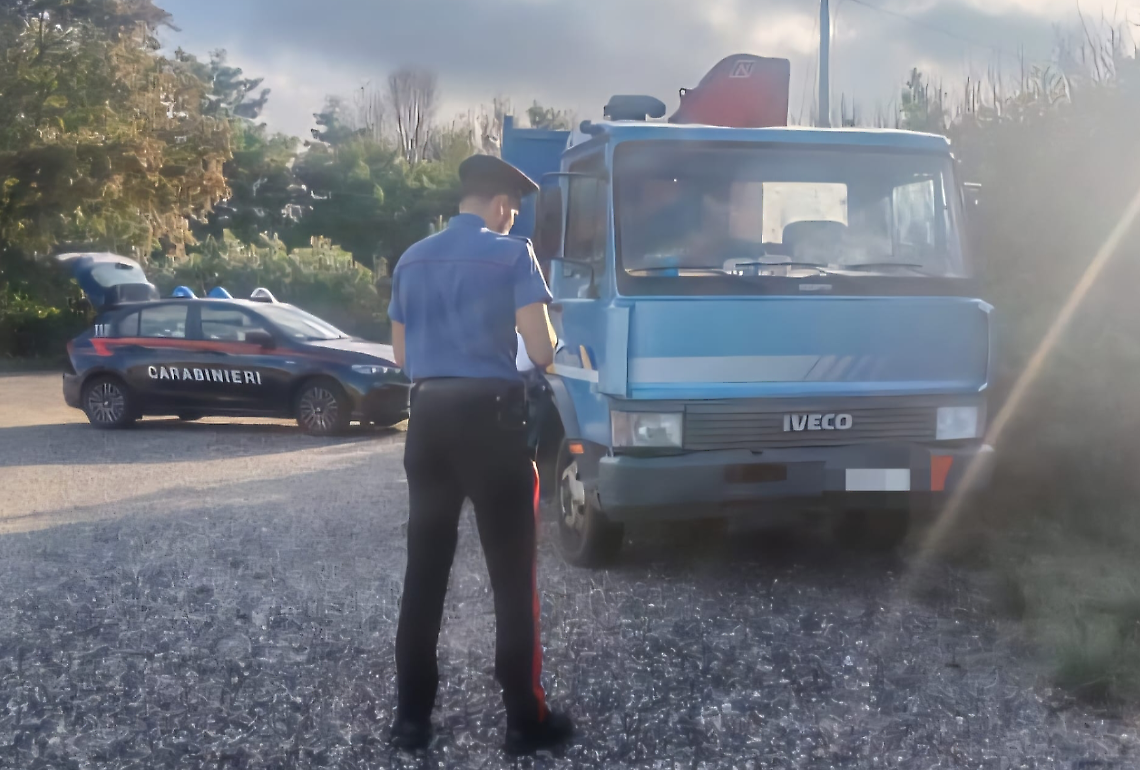 Furto in una ditta edile: ritrovato un autocarro, si cerca un mini escavatore