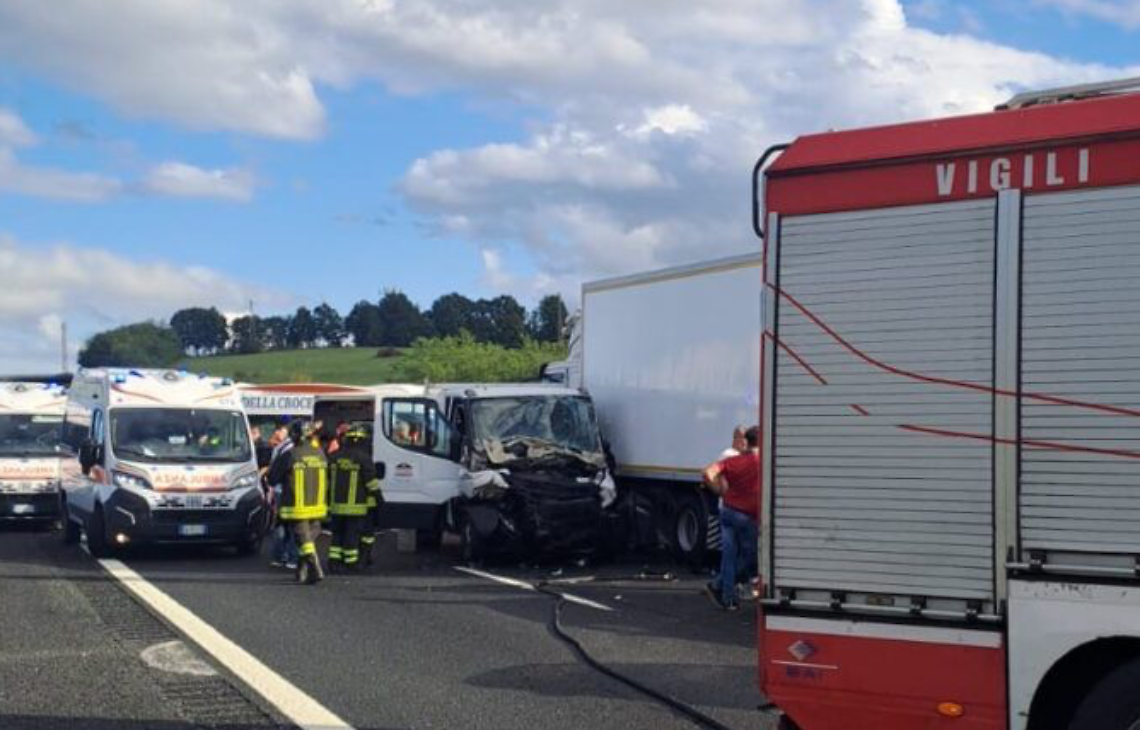 Scontro tra un tir e un camion in autostrada: soccorsi sul posto