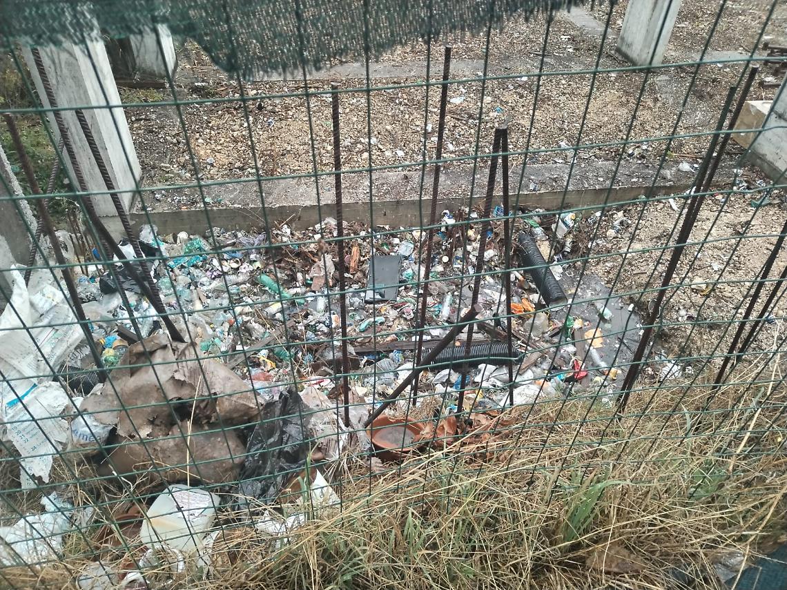 “Ex Tomassi”, mezzi al lavoro per la rimozione dei rifiuti