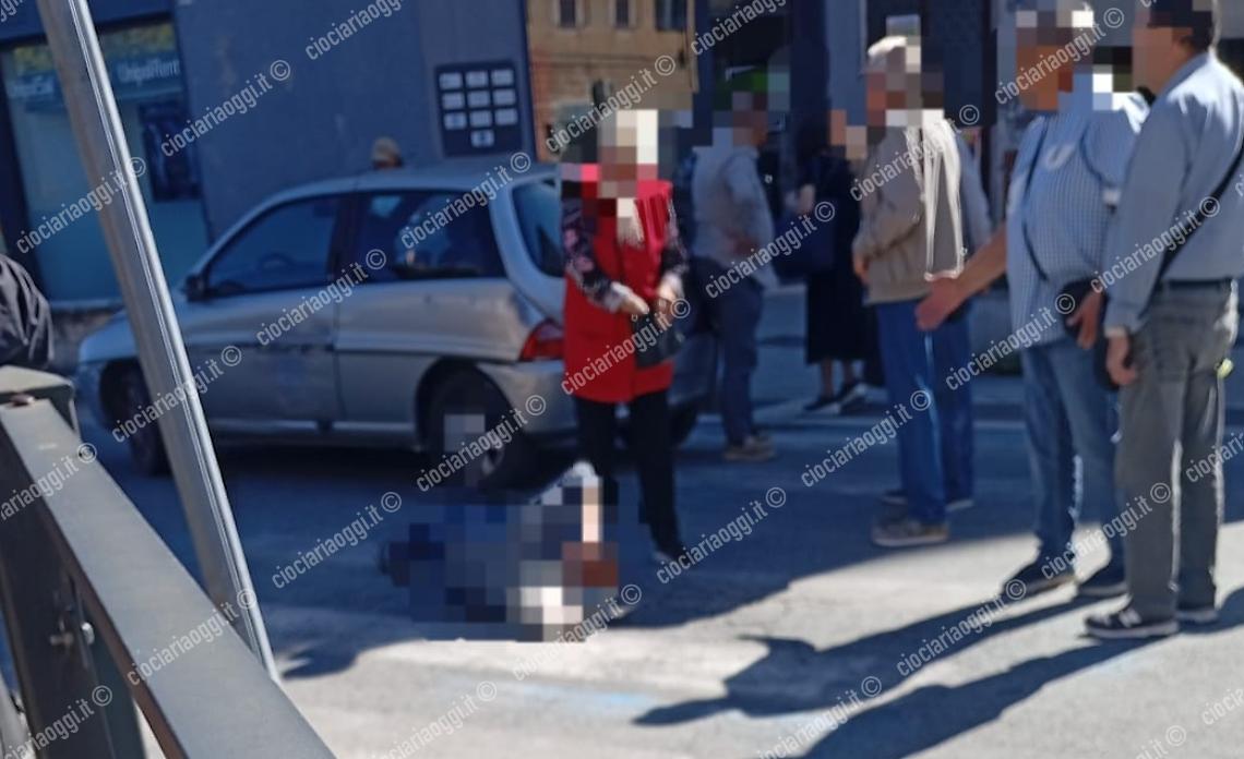 Investito da un'auto in piazza Berardi. Soccorsi sul posto