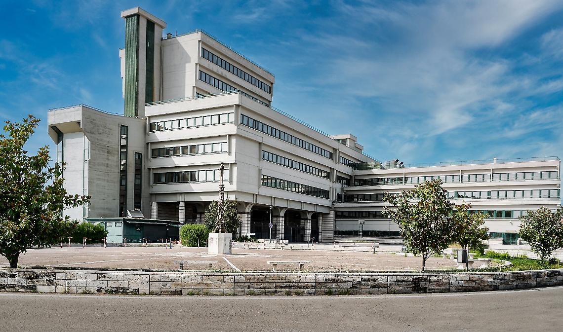 Colpisce il padre con una stampella e lo fa cadere dalle scale
