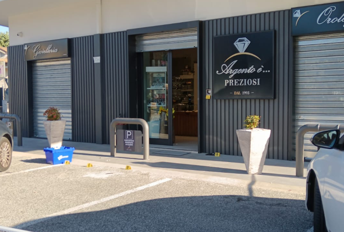 Colpo da 100mila euro alla gioielleria “Argento è” 