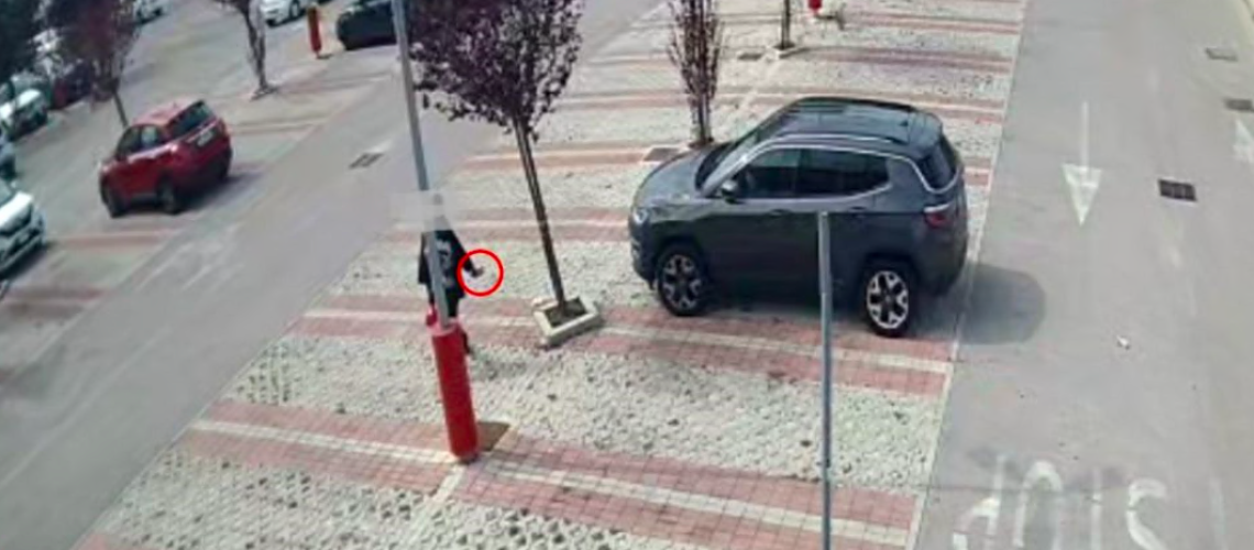 Semina il panico con la mannaia nel parcheggio del supermercato: arrestato 