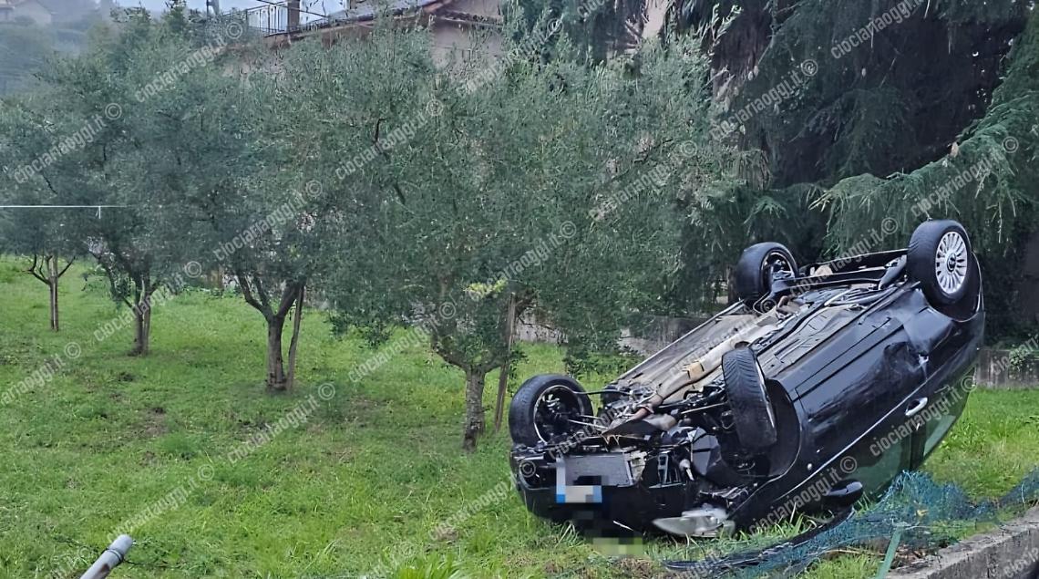 Auto si ribalta dopo lo schianto contro un muretto: paura per un ventitreenne