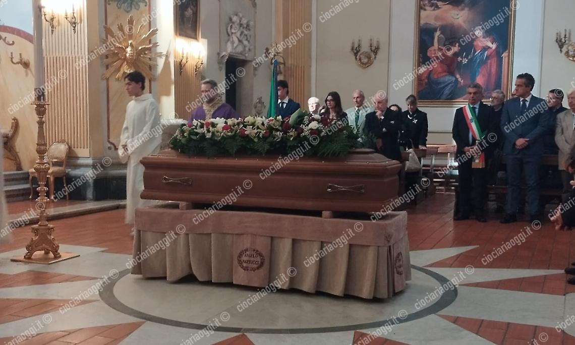 Chiesa gremita per l'addio all'amato preside Peppino Grossi