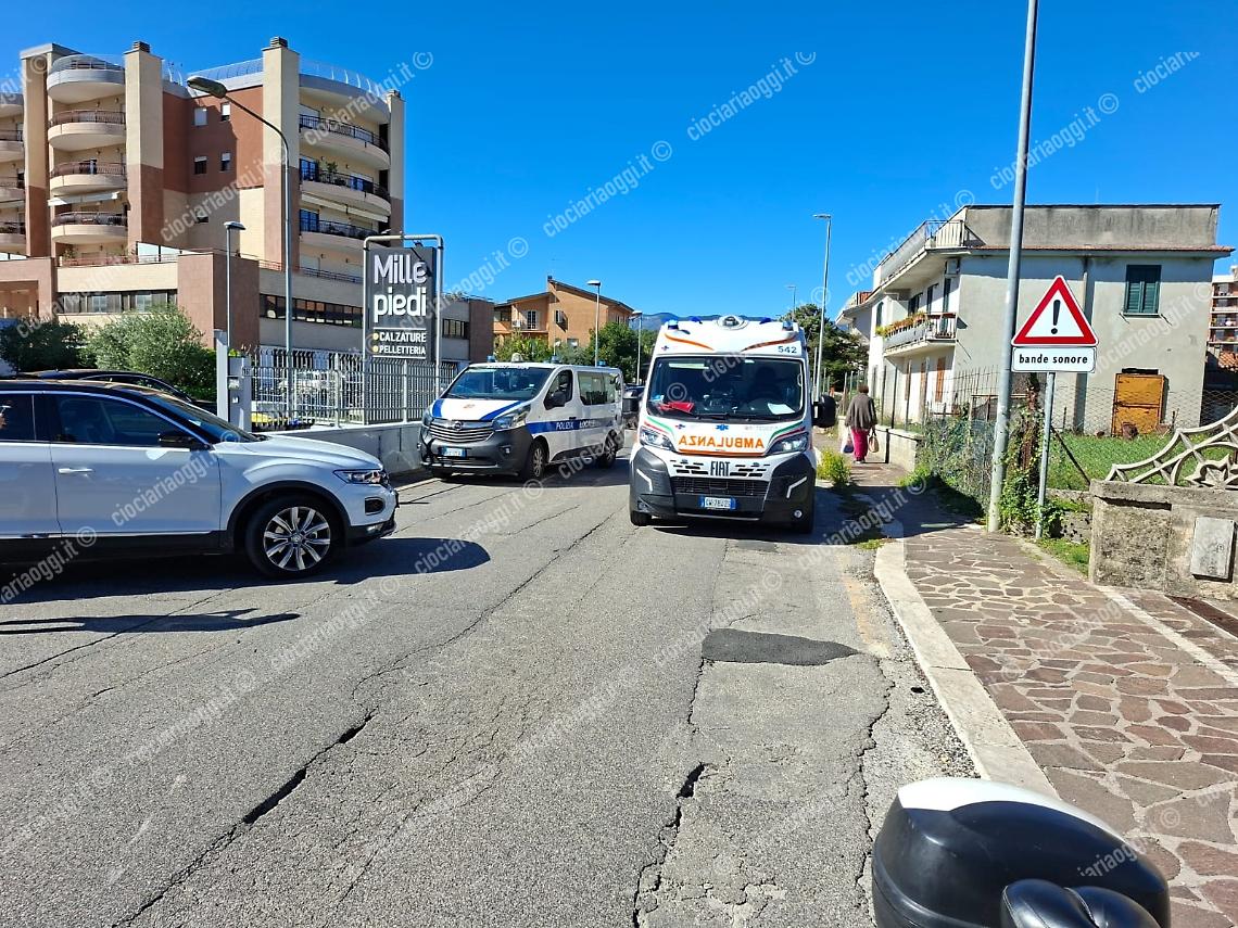 Incidente tra un'auto e una bici elettrica: ferito un uomo 