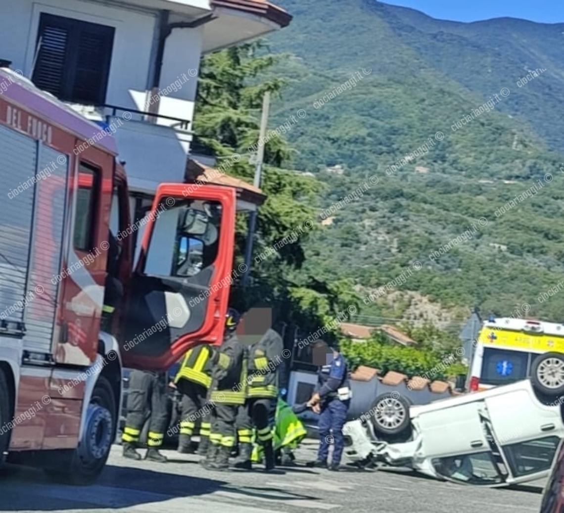 Si ribalta con l'auto e finisce su un veicolo in sosta: ferita una donna