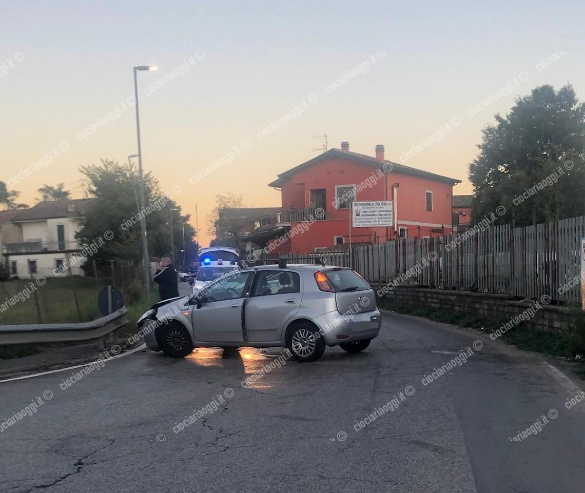 Sbanda con l'auto e sbatte contro un muro