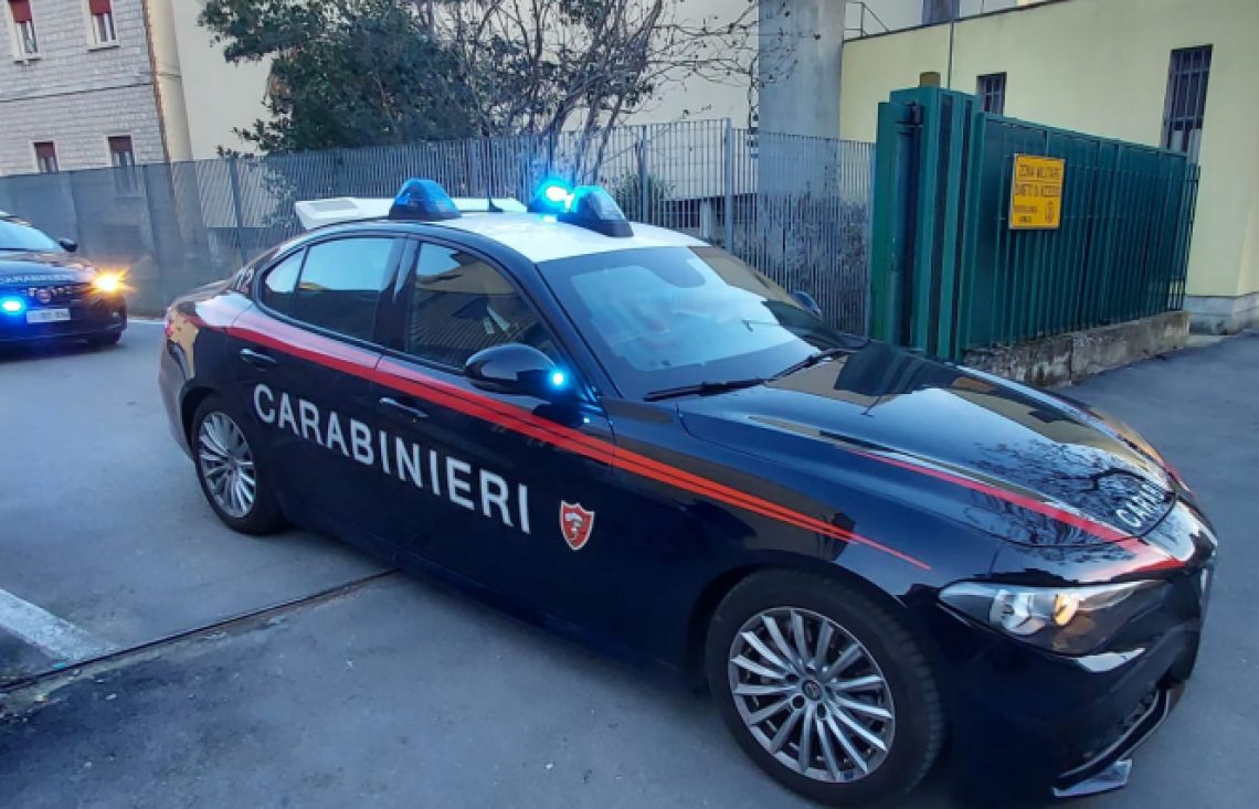 Senza assicurazione auto, non si ferma all'alt e semina il panico nel parcheggio del supermercato