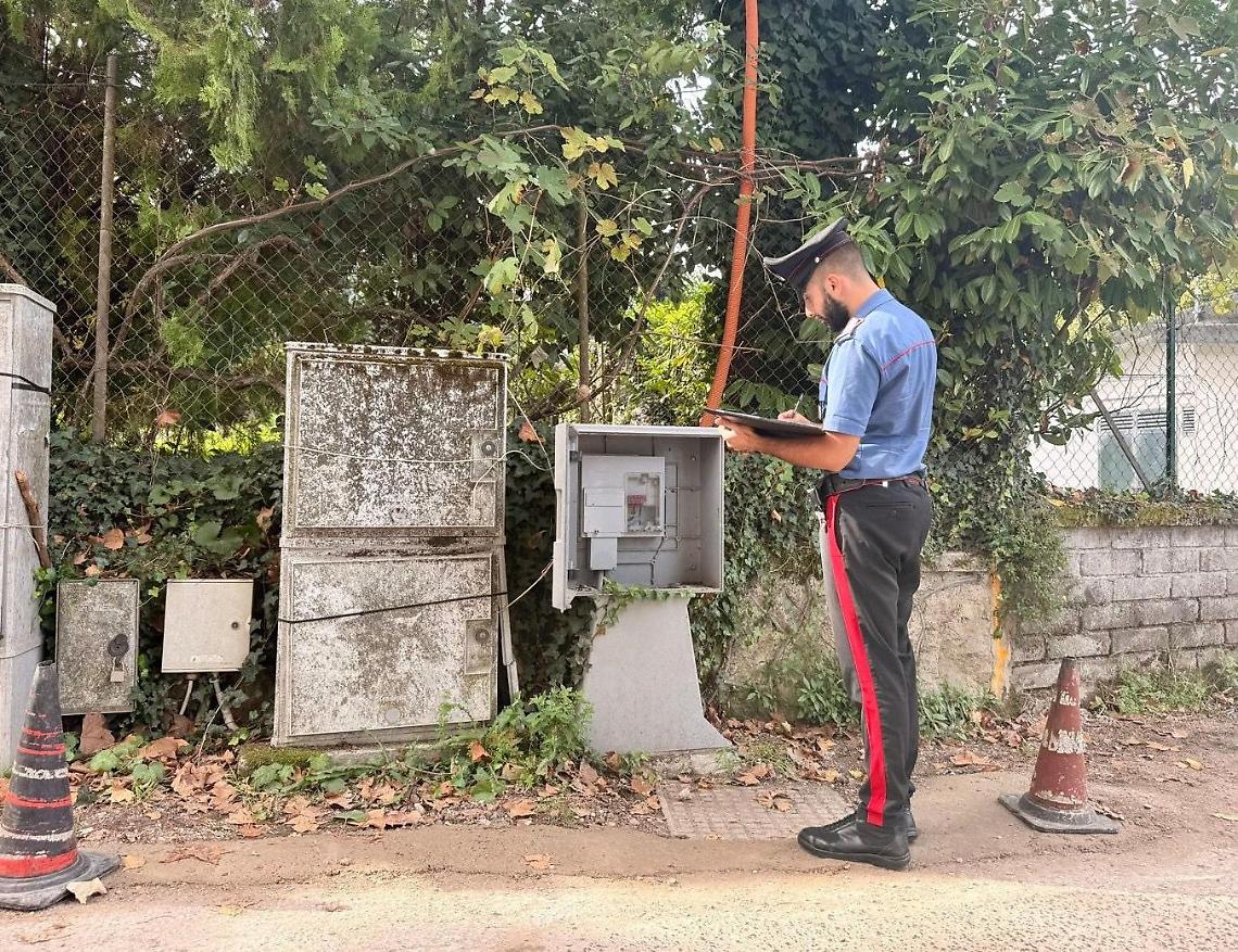 Allaccia abusivamente il suo bar alla rete elettrica: arrestato