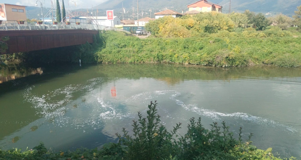 Schiuma nel Fiume Fibreno. Il fenomeno si ripete