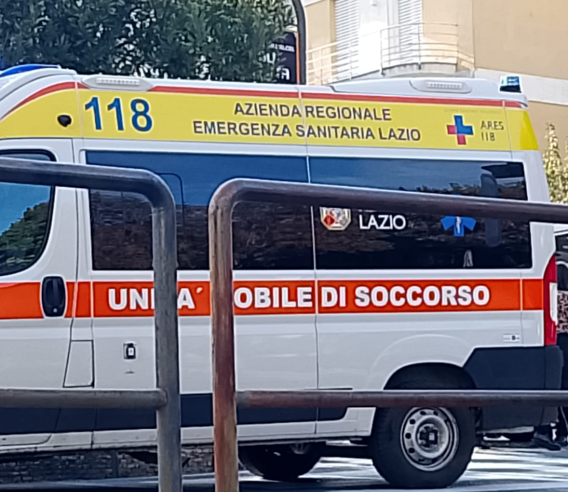 Donna investita sulle strisce pedonali: sul posto l'ambulanza