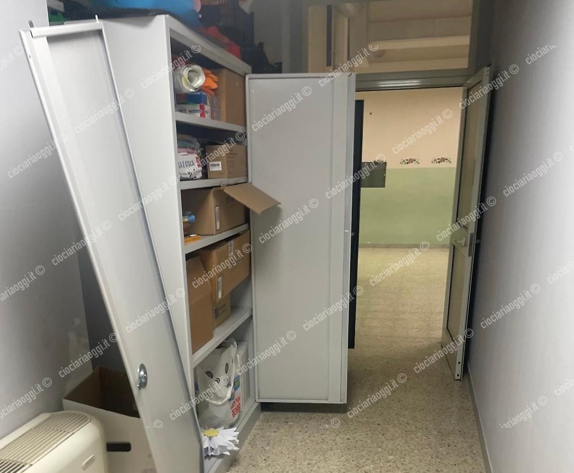 Scuola “Salvo D’Acquisto”, furto nella notte: porte divelte e computer rubati