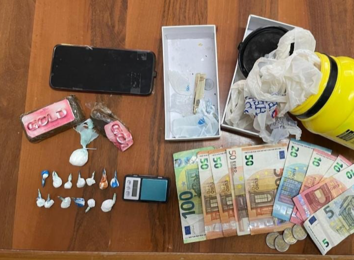 Hashish e cocaina in casa: arrestato dalla polizia